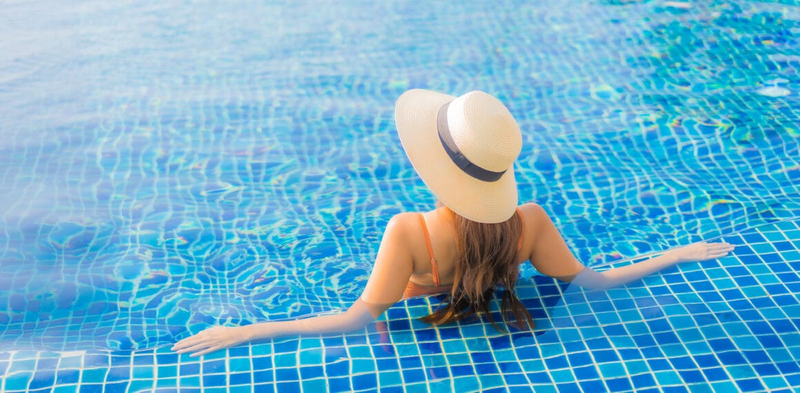 Mulher relaxando em uma piscina aquecida